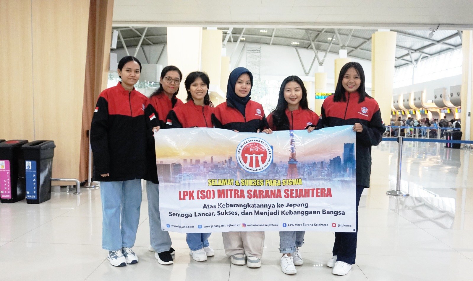 Alumni LPK MSS mengenakan kimono bersama warga Jepang